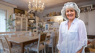 Claudia wohnt in einem selbstgebauten Haus mit vielen alten Gegenständen aus Uromas Zeiten.