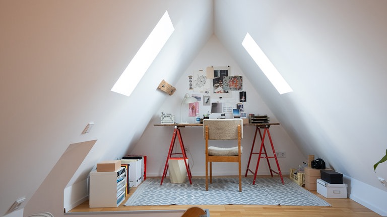 Ein dreieckiges Dachzimmer mit einem Schreibtisch