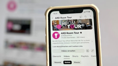 Handy mit YouTube Kanal von ARD Room Tour