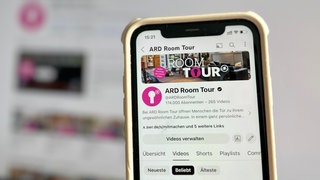 Handy mit YouTube Kanal von ARD Room Tour