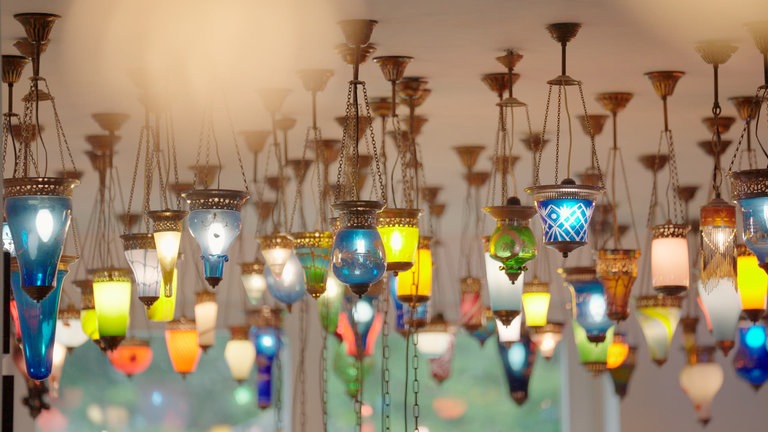 Für das Lichterspiel der vielen Lampen sind Elif und Ralf in ganz Durlach bekannt. Denn wenn man abends am Haus der beiden vorbeifährt, erstrahlen hunderte bunte Lichter über dem Esstisch.