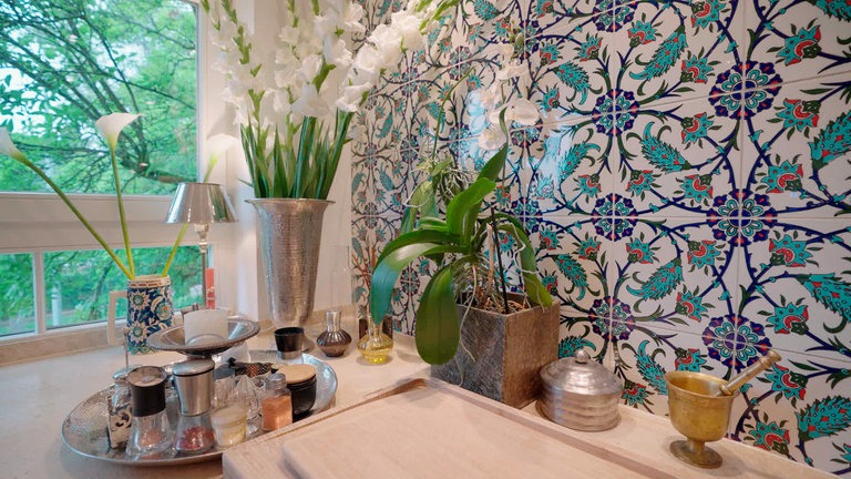 Das Gästebad der beiden ist sogar bis unter die Decke mit den handbemalten Fliesen bestückt und erinnert an ein typisches Hamam.