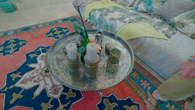 Anfangs war Ralf etwas skeptisch, den cleanen Steinboden mit opulenten Teppichen zu dekorieren. Heute kann er sie sich gar nicht mehr wegdenken. Denn sie strahlen für ihn Wärme und Gemütlichkeit aus.