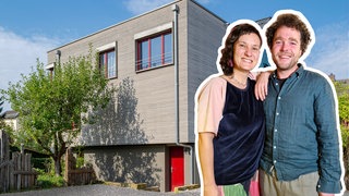 Pärchen steht vor ihrem bunten neuen Loft
