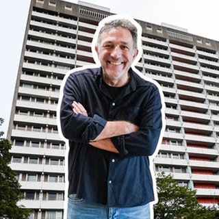 Thomas steht vor seinem Hochhaus. Dort wohnt er mit 1.600 Nachbarn und einem tollen Ausblick aus dem 20. Stock.