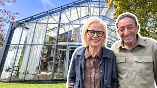 Seit 30 Jahren wohnen und arbeiten Monika und Thomas in dem Gewächshaus ihrer Gärtnerei. 