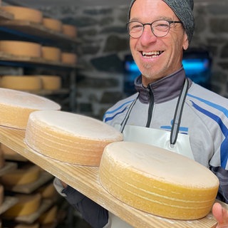 Im Reifekeller pflegt Markus Leyens die Käselaibe