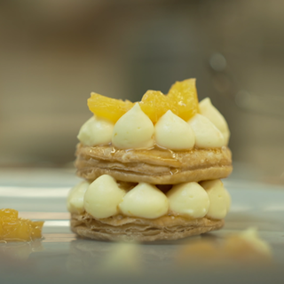 Blutorangen Mille Feuille, mit Passionsfrucht-Orangenganache, Blutorangensalat