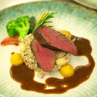 Rehrücken mit Mole, Vadouvan-Löwenherz-Essig-Jus auf Apfel-Rosmaringraupen 4 Personen