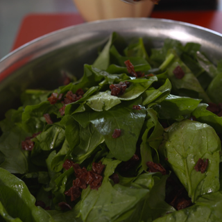 Der Spinatsalat mit Olivenöldressing aus der Sendung