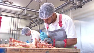 Metzger Auszubildender bei der Arbeit