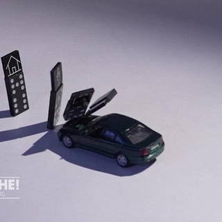 Auto fährt in Dominosteine
