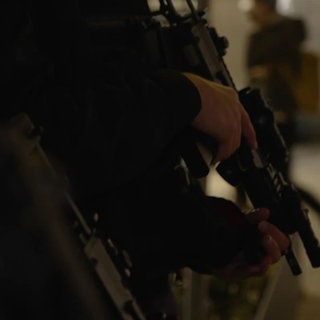 Polizisten mit Maschinenpistolen auf einem Weihnachtsmarkt