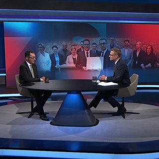 Moderator Florian Weber und der Ministerpräsident von Baden-Württemberg Cem Özdemir  von den Grünen