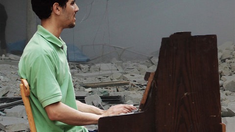 Pianist Aeham Ahmad spielt in den Trümmern Syriens