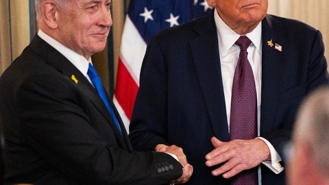 US-Präsident Donald Trump schüttelt dem israelischen Ministerpräsidenten Benjamin Netanjahu im State Dining Room des Weißen Hauses die Hand, nach einer Pressekonferenz in Washington, D.C., am 29. September 2025.