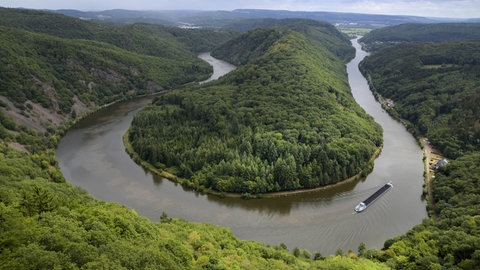 Saarschleife mit Schiff von oben