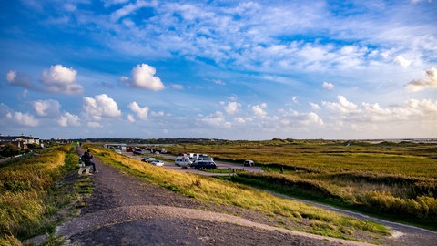 Blauer Himmel über dem Strand von St. Peter Ording