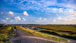 Blauer Himmel über dem Strand von St. Peter Ording