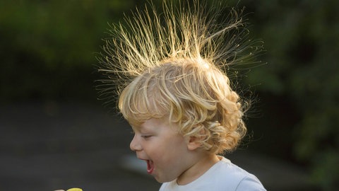 Kind mit aufgestellten Kopfhaaren