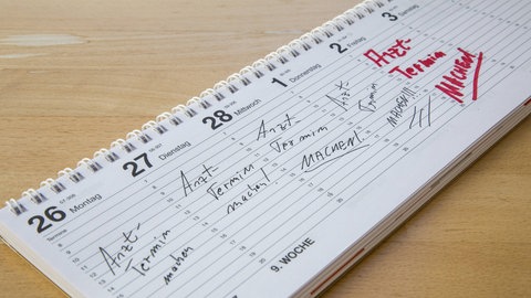 Kalender mit dem gleichen wiederholten Eintrag: Aufschieben entlarvt oft, dass persönliche Bedürfnisse zu kurz kommen und gleichzeitig, dass ein sehr großer gesellschaftlicher Druck vorherrscht