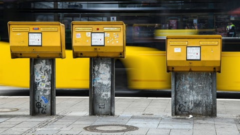 Berliner Postkästen: Wofür steht der Ausdruck "jwd"?