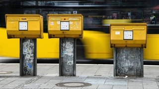 Berliner Postkästen: Wofür steht der Ausdruck "jwd"?