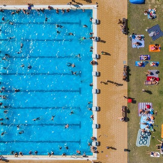 Ein volles Schwimmbad von oben