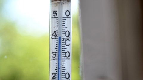 Außenthermometer welches 40 Grad Celsius anzeigt