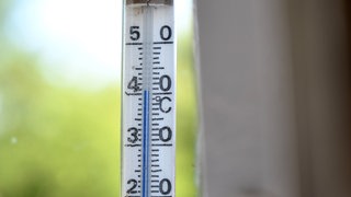 Außenthermometer welches 40 Grad Celsius anzeigt