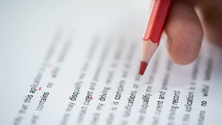 Rotstift beim Markieren von Textfehlern: Wie hat sich die Grammatik entwickelt?