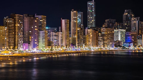 Nächtliches Panorama von Benidorm, Valencia