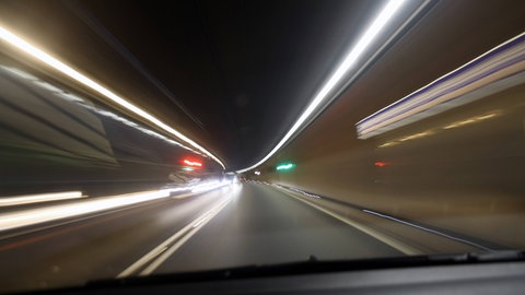 Fahrt durch den Gotthardtunnel: Warum ist es im Gotthardtunnel so warm?