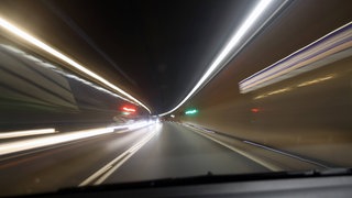 Fahrt durch den Gotthardtunnel: Warum ist es im Gotthardtunnel so warm?