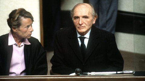 Der Angeklagte Klaus Barbie im Gerichtssaal mit einer Dolmetscherin. Barbie stand ab dem 11. Mai 1987 wegen Verbrechen gegen die Menschlichkeit in Lyon vor Gericht