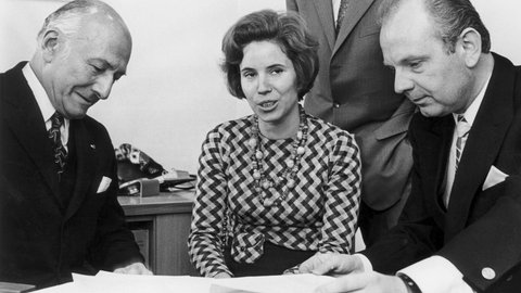 Beate Klarsfeld und der Vorsitzende der französischen Liga für Menschenrechte, Jean-Pierre Bloch (links), übergeben 1971 dem Münchner Oberstaatsanwalt Manfred Ludolph eine belastende Erklärung, mit der eine Wiederaufnahme des Münchner Strafverfahrens gegen Klaus Barbie ermöglicht werden soll