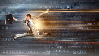 Mann mit Koffer eilt in Lichtgeschwindigkeit: Laut Einstein vergeht die Zeit langsamer, je schneller man sich bewegt. Würde bei Lichtgeschwindigkeit die Zeit für mich stehen bleiben?