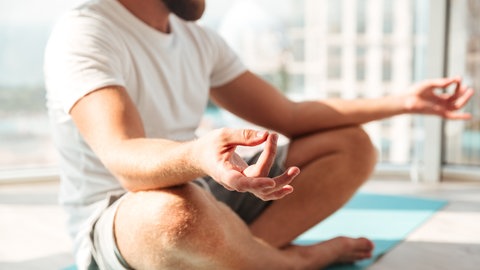 Ob gekreuzte Beine oder Finger-Mudras: das wichtigste bei der Metta-Meditation ist das Wohlwollen mit sich selbst und anderen