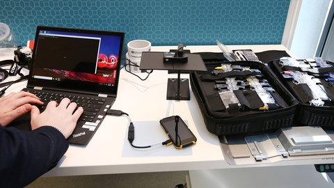 Die Polizeiabteilungen der Digitalen Forensik untersuchen Hard- und Software nach Spuren von Tätern und finden beispielsweise von Tätern installierte Spionage-Apps auf den Handys von Betroffenen