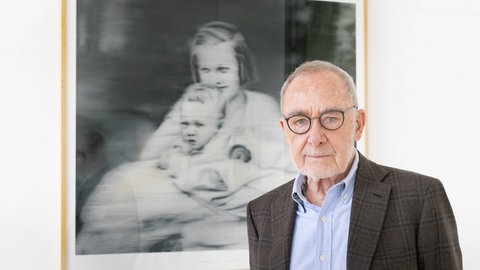 Gerhard Richter vor "Tante Marianne" (1965): Vier Jahre nach der Aufnahme dieser Fotografie erkrankte Marianne Schönfelder an Schizophrenie, wurde in die Psychiatrie eingewiesen und in der Anstalt Großschweidnitz Opfer der nationalsozialistischen Krankenmorde 
