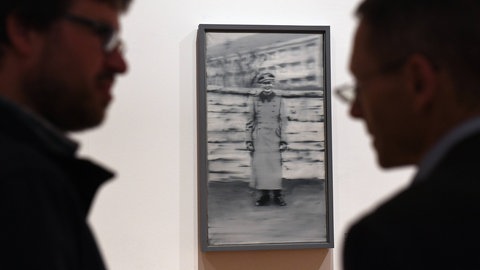 1965 malt Gerhard Richter eine Fotografie von Onkel Rudi, der stolz in Uniform vor der Kamera posierte, ehe er wenige Tage später fiel. – Unter der verschwommenen Oberfläche seiner Schwarz-Weiß Gemälde zeigt Richter, wie das Gift des Nationalsozialismus ins Privatleben sickert.