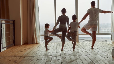 Laut der neuen S3-Leitlinie zu Komplementärmedizin bei Krebstherapien eignen sich sportliche Aktivitäten besonders im Zusammenhang mit einer Krebstherapie – dazu zählen auch sanfte Sportarten wie Yoga und Qigong