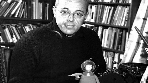 Fotografie von Stanislaw Lem mit kleiner Astronautenfigur: Der polnische Privatgelehrte Stanislaw Lem mit dem Hang zum Skurrilen wird zu einer Art Kultfigur, im Osten wie im Westen