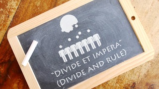 Tafel mit Aufdruck "DIVIDE ET IMPERA"
