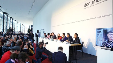 Pressekonferenz in Kassel: Es ist das erste Mal in der Geschichte der documenta, dass die künstlerische Leitung einem Kollektiv - der Gruppe Ruangrupa - anvertraut wird