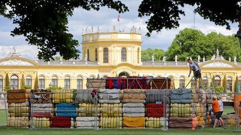 In der Karlsaue vor der Orangerie errichtet das Kuenstlerkollektiv "The Nest" aus Kenia einen Ausstellungsbau aus Altkleidern, hier soll auf das Problem der Entsorgung von Textilien und Elektromüll in die Länder des globalen Südens aufmerksam gemacht werden