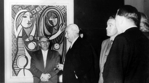 Bundespräsident Theodor Heuss (mit Zigarre) im Gespräch mit Professor Arnold Bode (links) vor einem Picasso-Gemälde beim Rundgang über die erste documenta im Fridericianum in Kassel am 16. September 1955