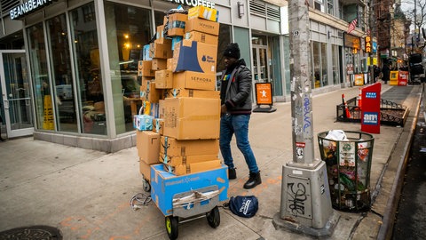 Paketzusteller in New York: Amazon hat in den USA einen Anteil von 70 Prozent am Online-Geschäft