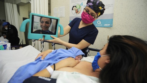 Videocall mit Verwandten kurz nach der Geburt: Die Lockdowns und Einschränkungen durch die Corona-Maßnahmen waren und sind für viele Mütter eine zusätzliche Belastung