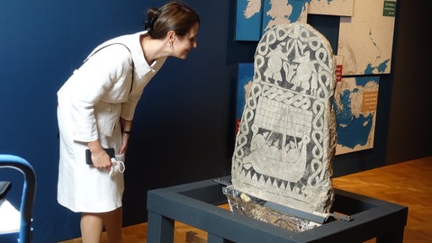 Der „Smiss Stein“ zeigt originale Bilddarstellungen aus der Wikingerzeit. Zwei Kämpfer und ein Wikingerschiff